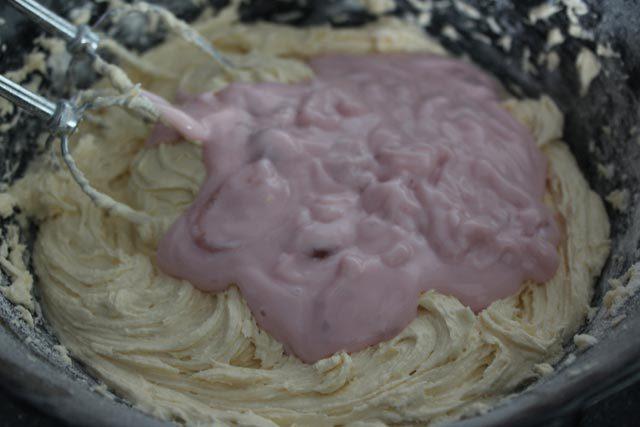 Añadir a la mezcla el yogur de fresas