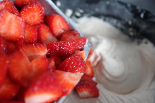 Añadir fresas a la mezcla del pastel de fresas