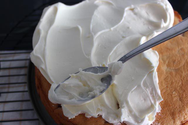 Rellenar con la cobertura el pastel de fresas