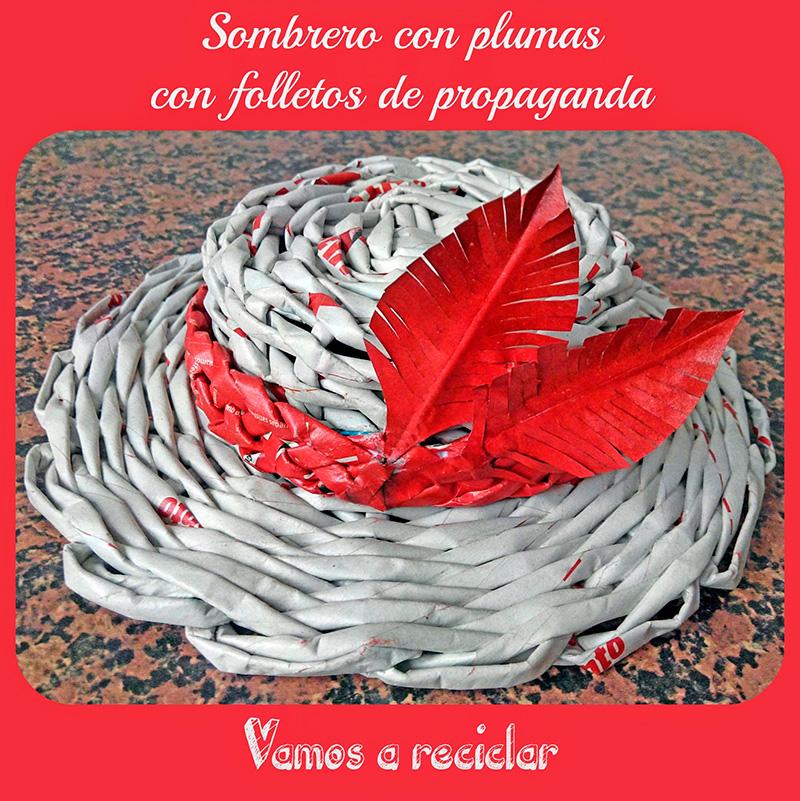 Sombrero-plumas-cesteria-papel-folletos-papel-periodico