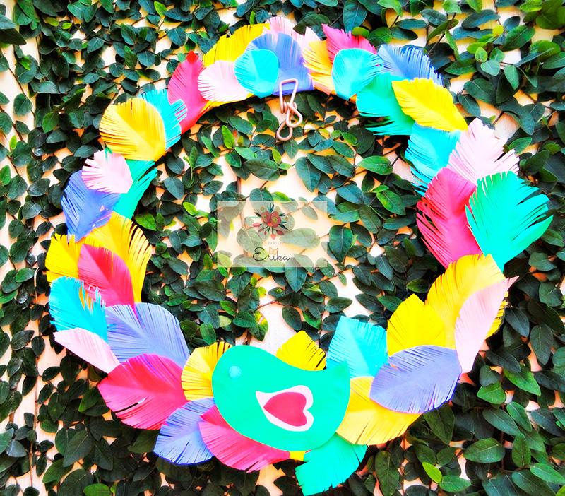 corona-decorada-con-plumas-de-papel