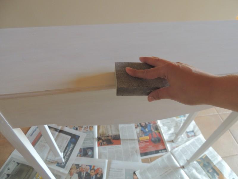 Ligamos ligeramente el mueble antes de pintar