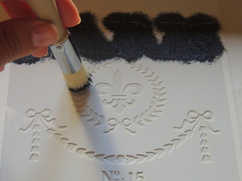 estarcir con un pincel y pintura sobre la plantilla