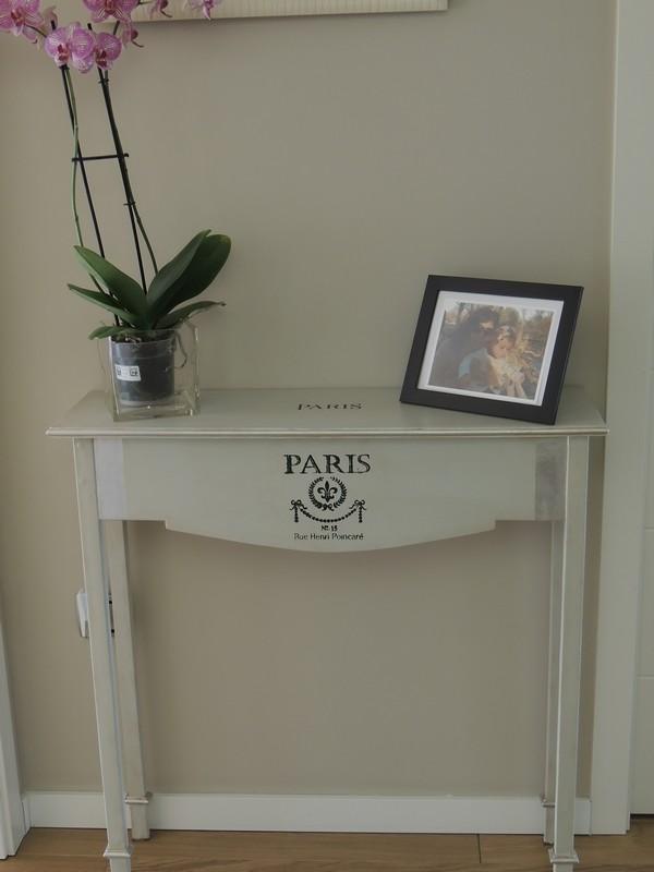 Consola o mueble de madera decorado