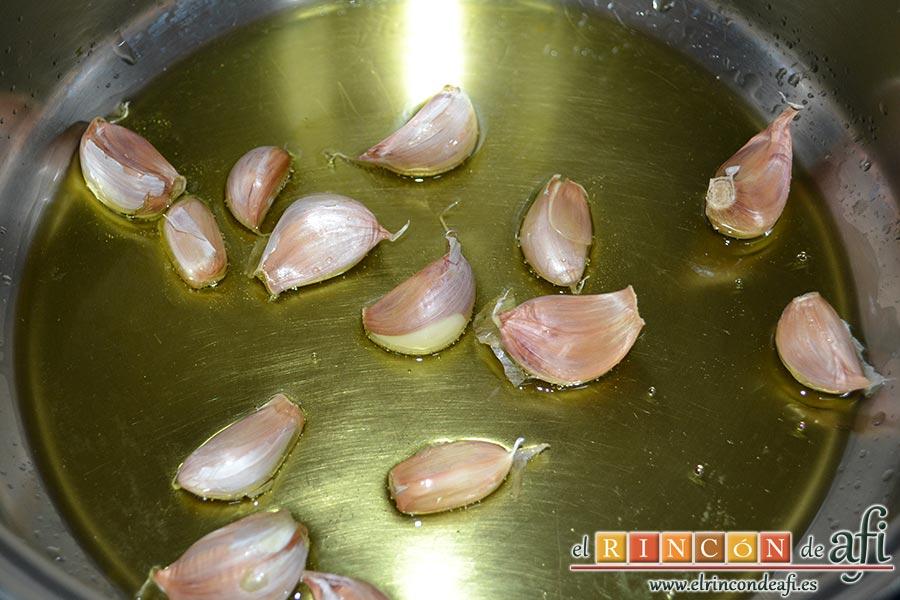 Cochifrito con papas brutas, en una con un buen chorro de aceite de oliva ponemos a dorar los dientes de la cabeza de ajo sin pelar