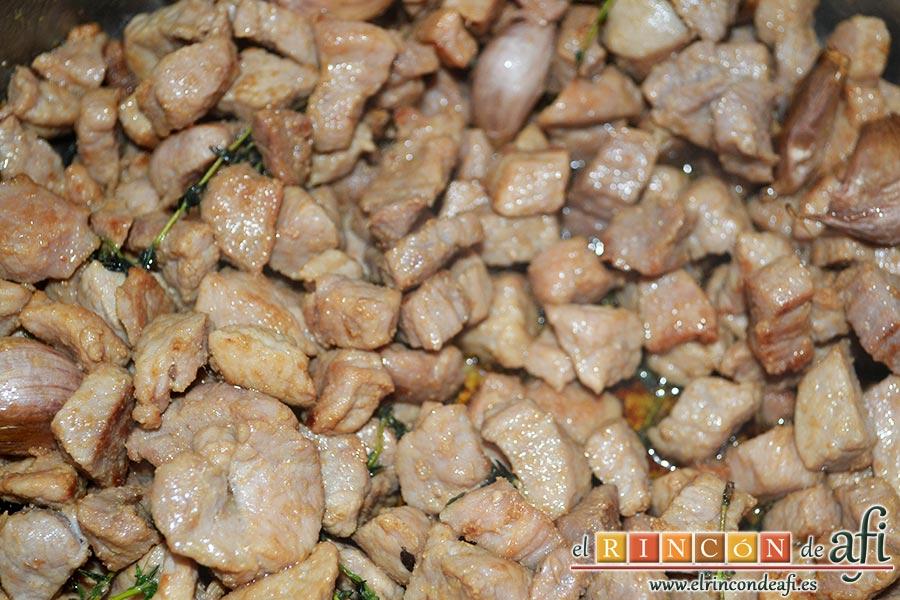 Cochifrito con papas brutas, seguimos friendo hasta que esté todo bien dorado y reservamos
