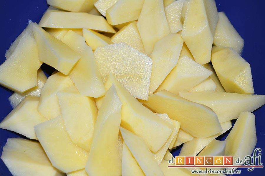 Cochifrito con papas brutas, pelamos y cortamos las papas en trozos grandes y las freímos en aceite de oliva