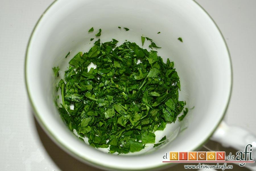 Cochifrito con papas brutas, picamos unas hojas de perejil fresco