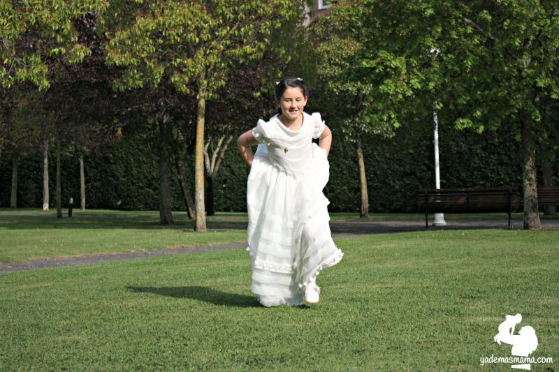 corriendo con el vestido de comunión