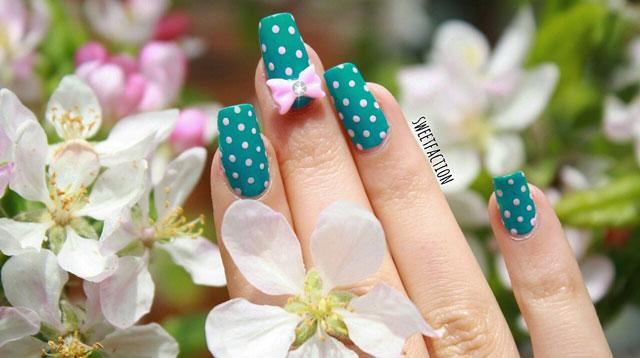 Uñas de Lunares verde y rosa con un lazo