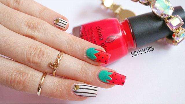 Uñas con fresas y rayas