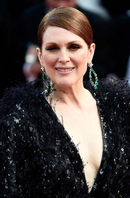 Julianne Moore brillo más que nunca con un vestido negro de Armani Privé y espectaculares pendientes maxi de alta joyeria con esmeraldas.