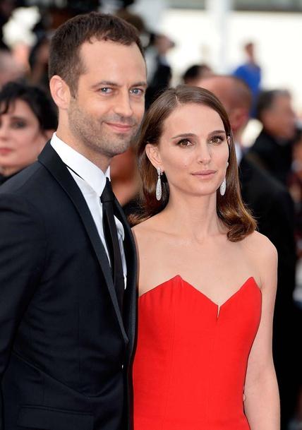 Natalie Portman fue un ejemplo de sobriedad con un vestido Alta Costura de Dior y unos elegantes pendientes