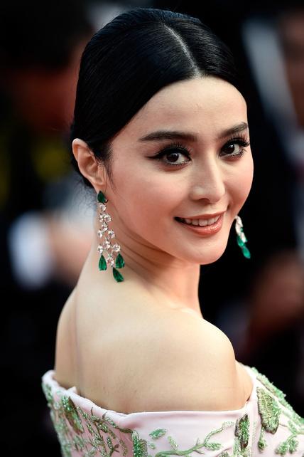 La actriz y cantante china Fan Bingbing inauguró el festival con un diseño con cola de Ralph & Russo. y pendientes maxi de chopard con diamantes.