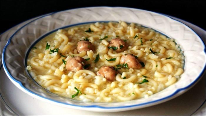 Sopa-de-arroz-y-fideos-con-albóndigas-portada