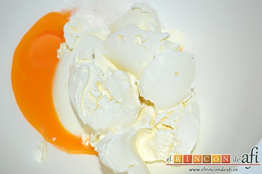 Tarta de queso japonesa, añadimos 40 gramos de azúcar y el queso Philadelphia y batimos bien