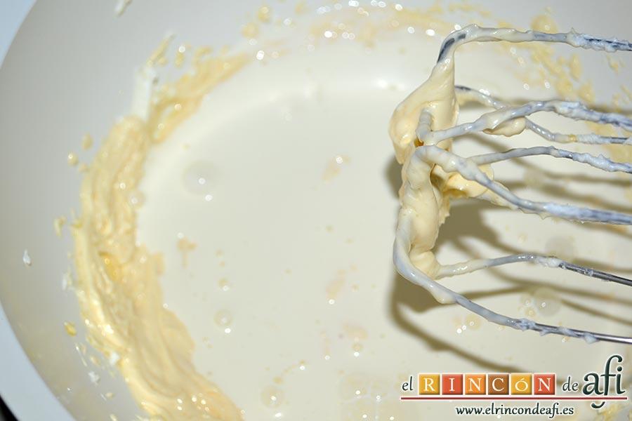 Tarta de queso japonesa, añadimos la nata (crema de leche) y continuamos batiendo