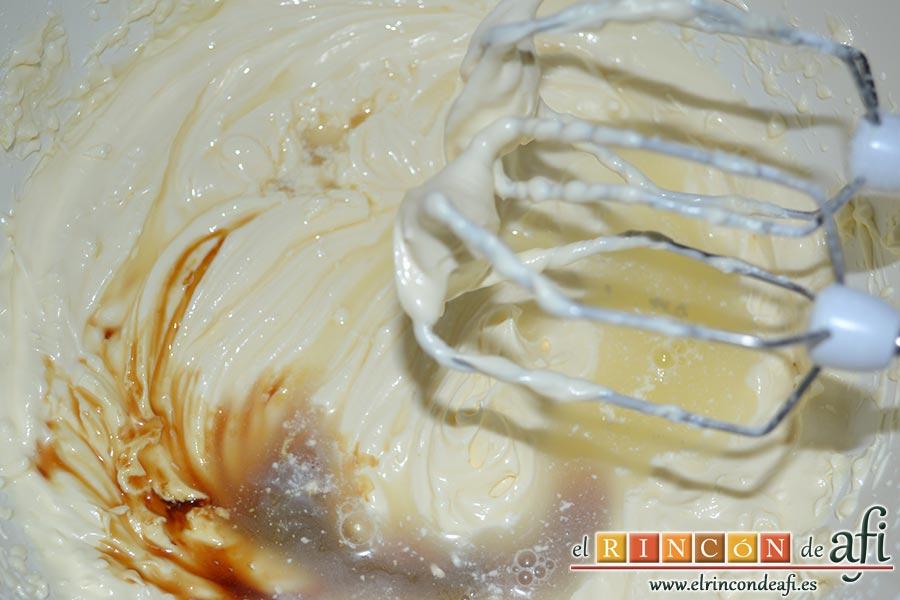 Tarta de queso japonesa, añadimos el zumo de limón y la cucharadita de extracto de vainilla