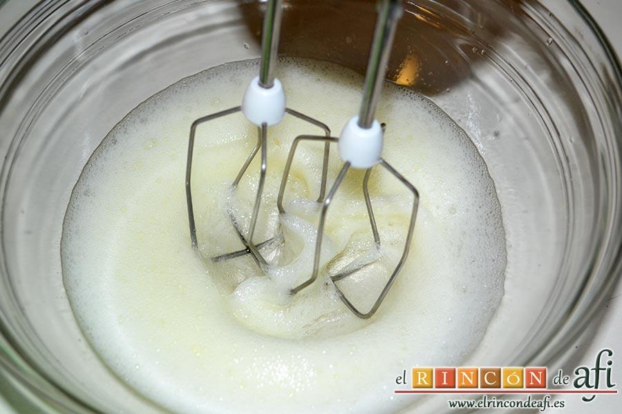 Tarta de queso japonesa, limpiamos bien las varillas y comenzamos a batir las claras poniéndoles una cucharada de azúcar