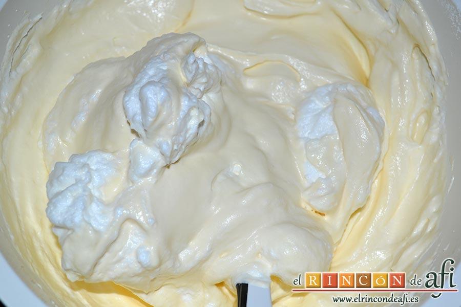 Tarta de queso japonesa, añadir el resto del merengue y remover