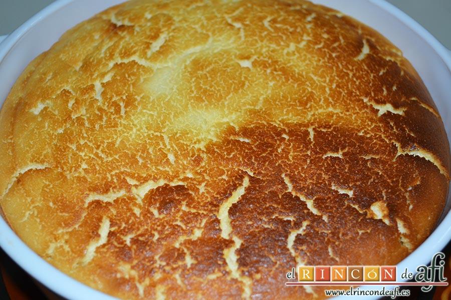 Tarta de queso japonesa, habremos precalentado el horno a 220ºC. En una fuente con agua caliente introducimos el molde para cocerlo en el horno al baño María. Una vez que esté en el horno bajamos la temperatura a 170ºC y lo tendremos horneando unos 50 minutos comprobando con un palito que salga seco