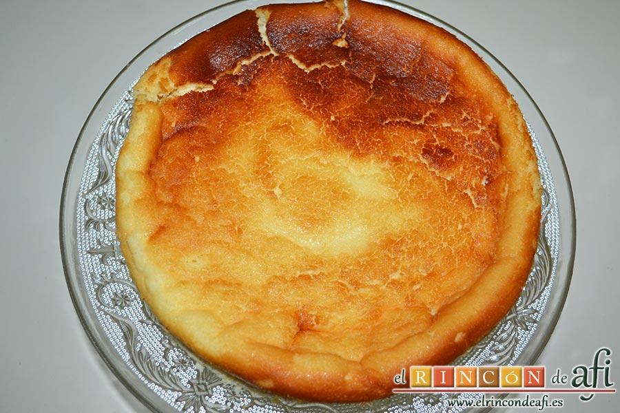 Tarta de queso japonesa, dejamos que enfríe un par de horas para desmoldarla y comprobarás que en ése tiempo baja el volumen de la tarta