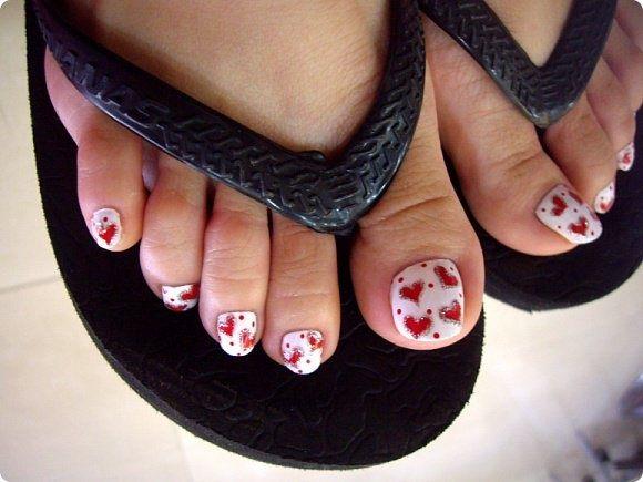 uñas de los pies diseño de corazones