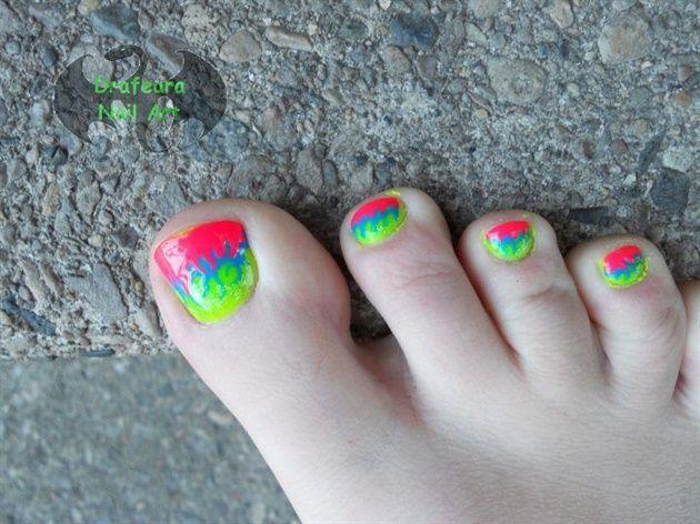 uñas de pies decoradas con 3 colores