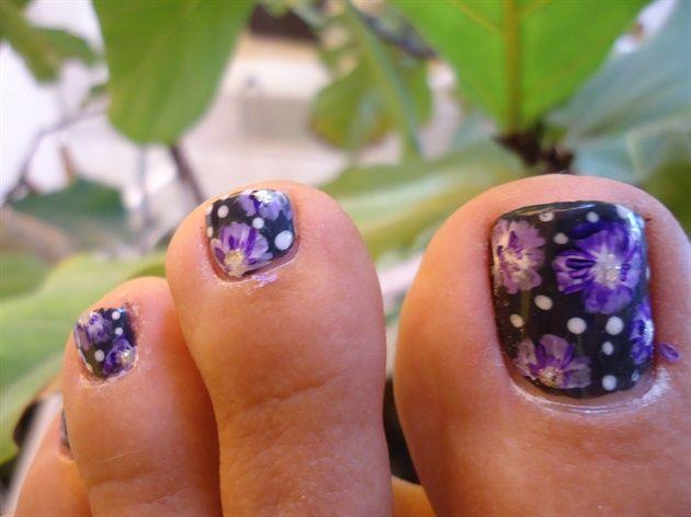 uñas de los pies con flores