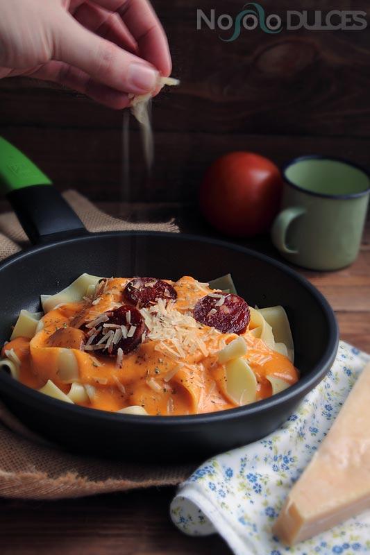 No solo dulces - Pappardelle con bechamel de tomate y chorizo