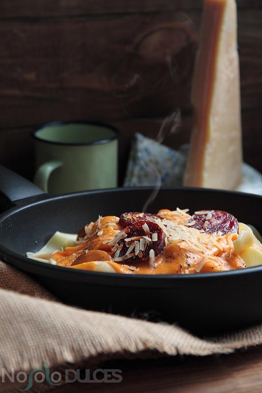 No solo dulces - Pappardelle con bechamel de tomate y chorizo