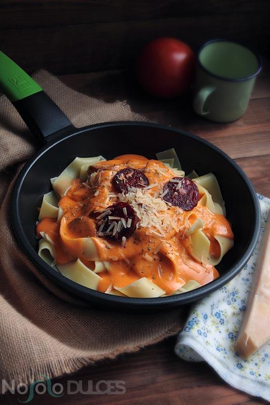 No solo dulces - Pappardelle con bechamel de tomate y chorizo