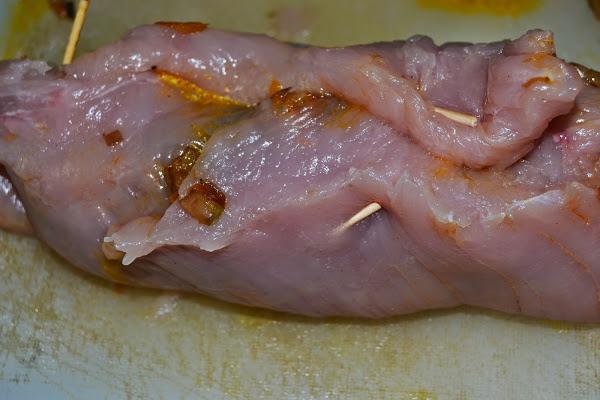 solomillo relleno cerrado con palillos