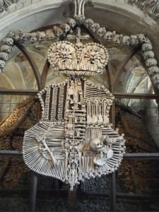 Vista de la variedad de huesos en la capilla de Osario.