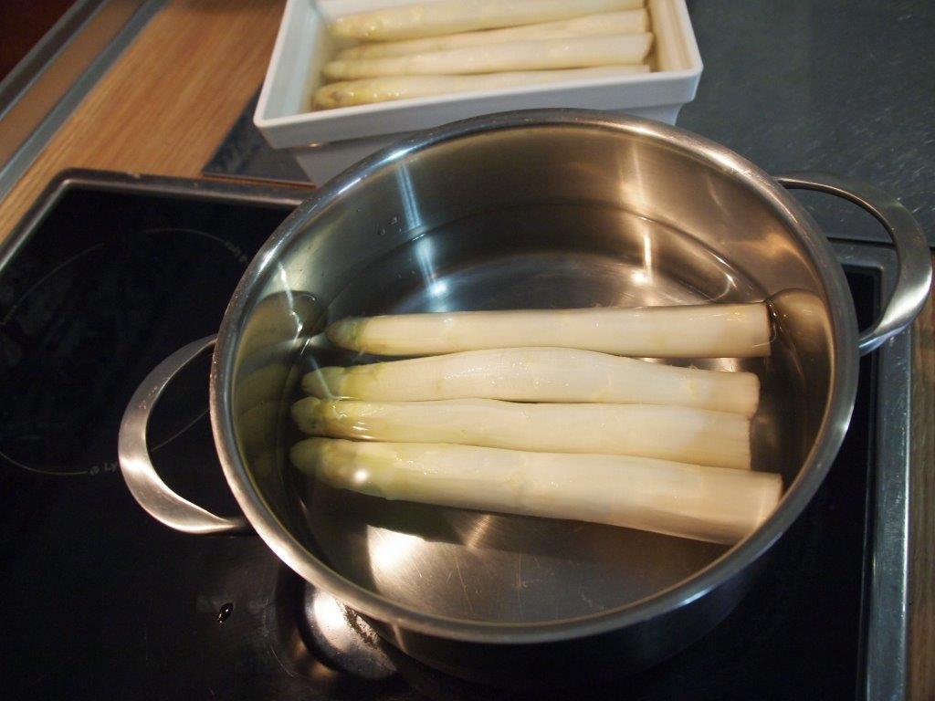 Esparragos blancos con aliño de tomate seco y pimienta verde3