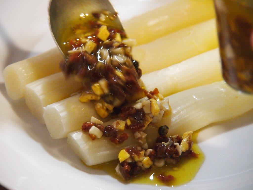 Esparragos blancos con aliño de tomate seco y pimienta verde4