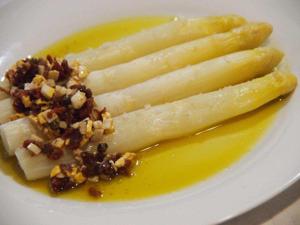 Esparragos blancos con aliño de tomate seco y pimienta verde5
