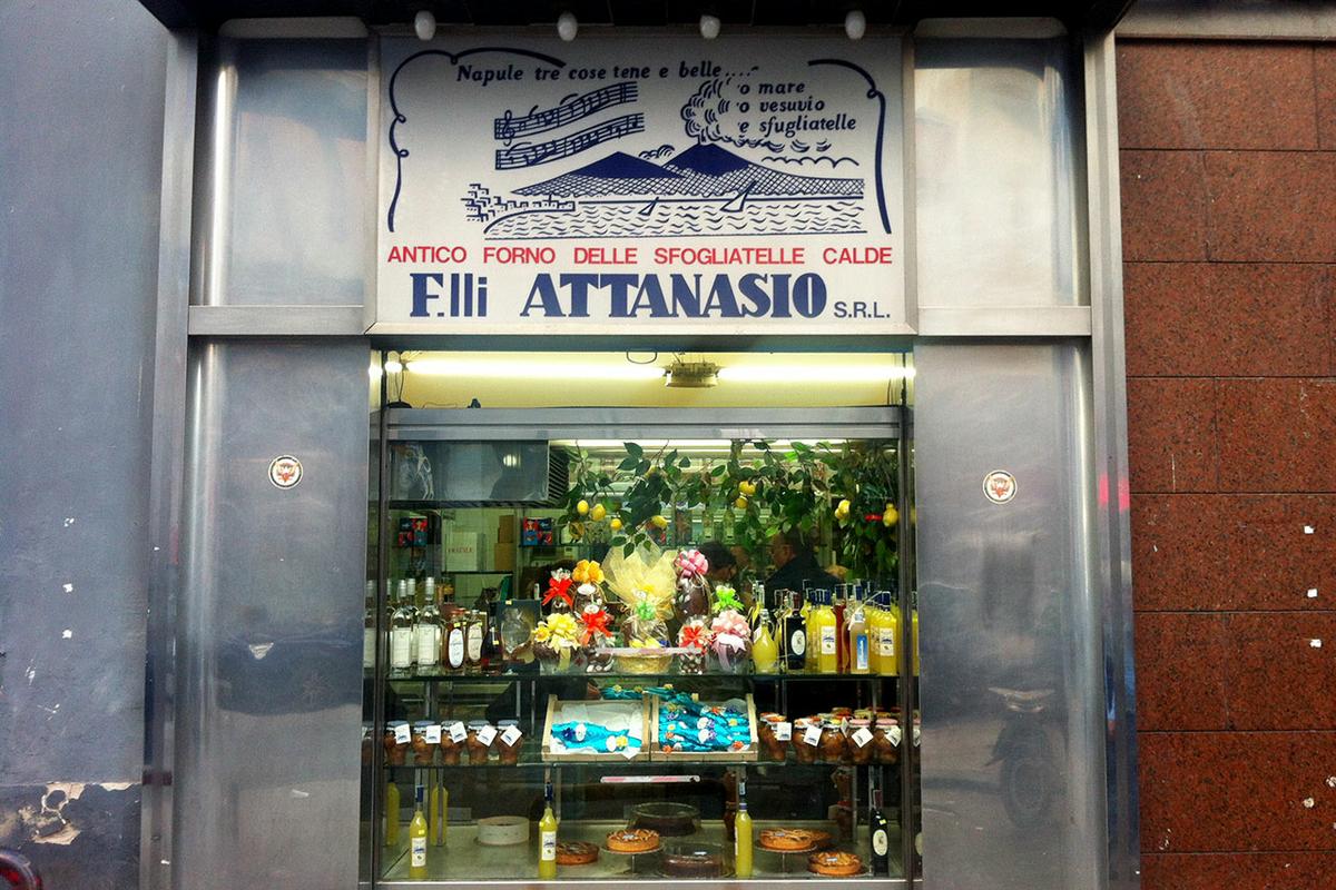 Fachada de Attanasio Forno, pastelería de Nápoles especializada en sfogliatelle riccia.