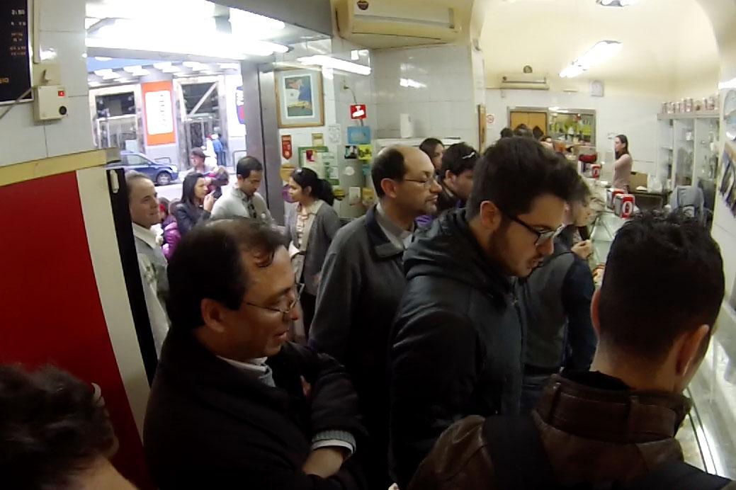 Attanasio Forno, lleno de gente para llevarse sfogliatelle riccia.