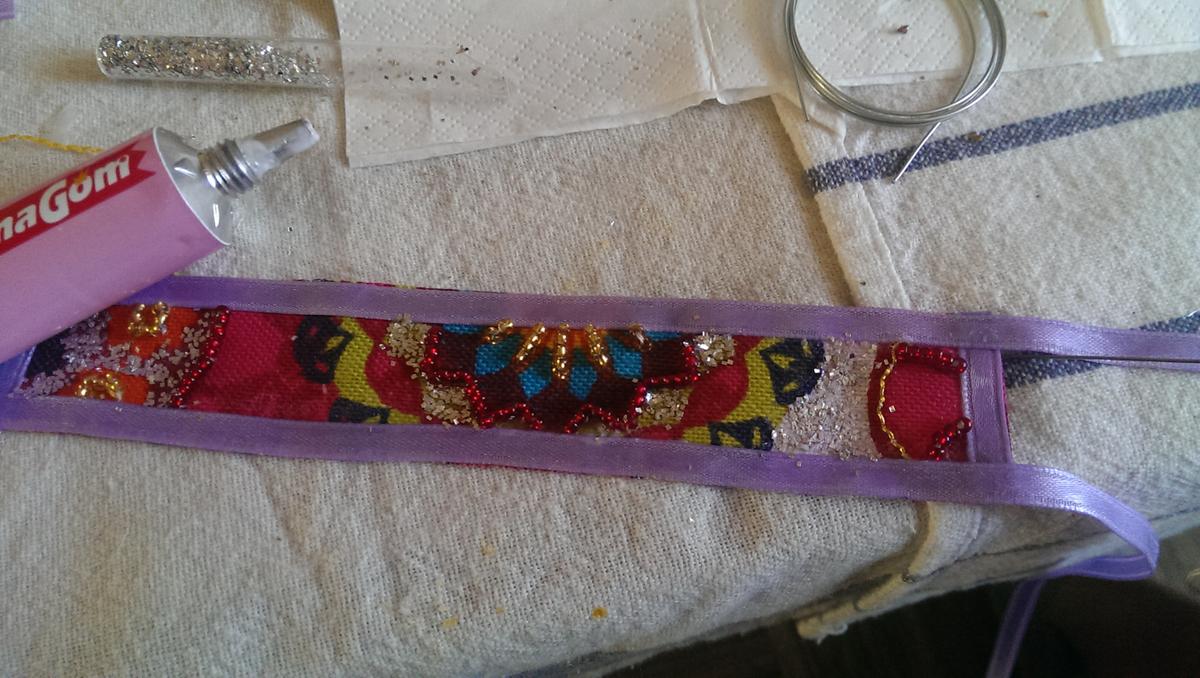 con el pegamento le aplicamos purpurina