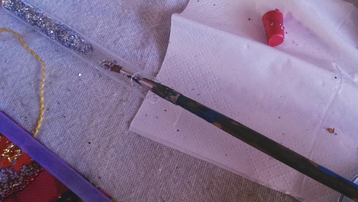 Mojamos con pegamento y purpurina el pincel