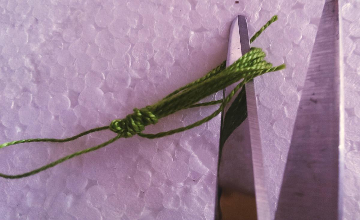 Cortamos el extremo para crear los flecos del pompón.