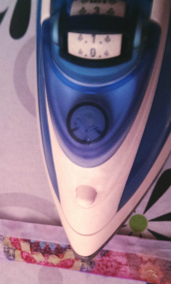 Comenzamos planchando por el medio para evitar que se tuerza.