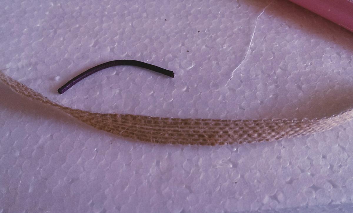 Cortamos un pequeño trozo de cordón para nuestro ojal