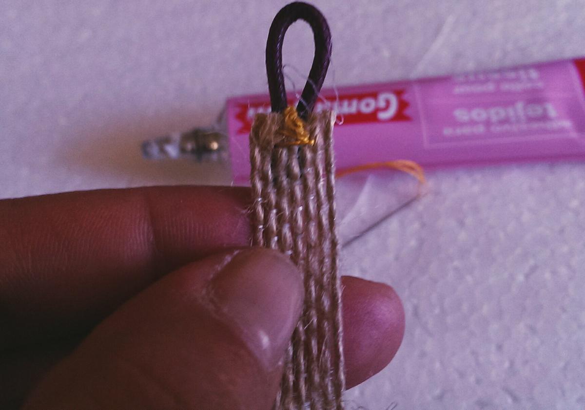 En un extremo pondremos un poco de pegamento y aun asi lo cosemos para fijarlo bien.