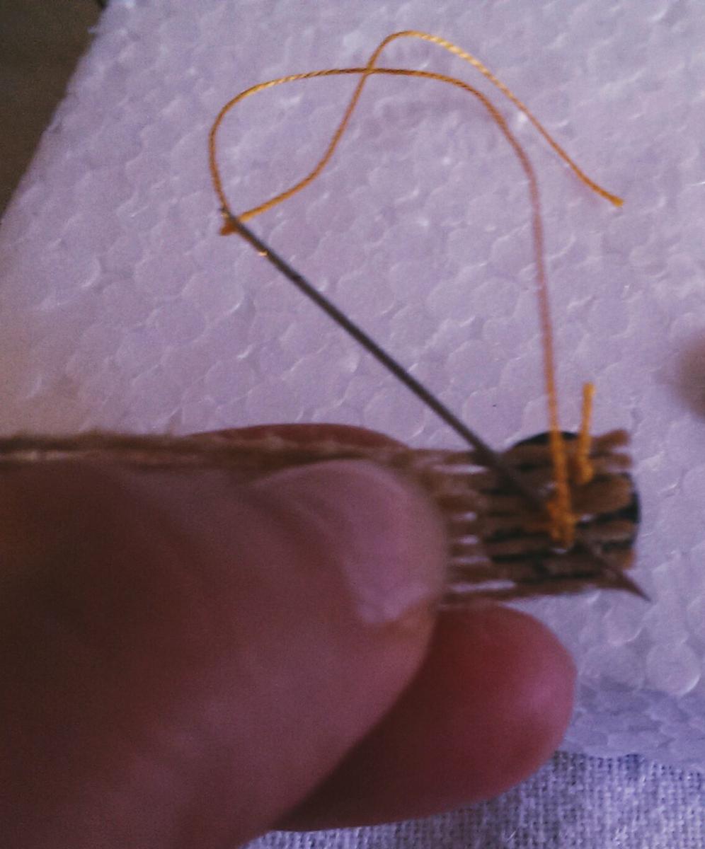 En el otro extremo coseremos nuestro botón.