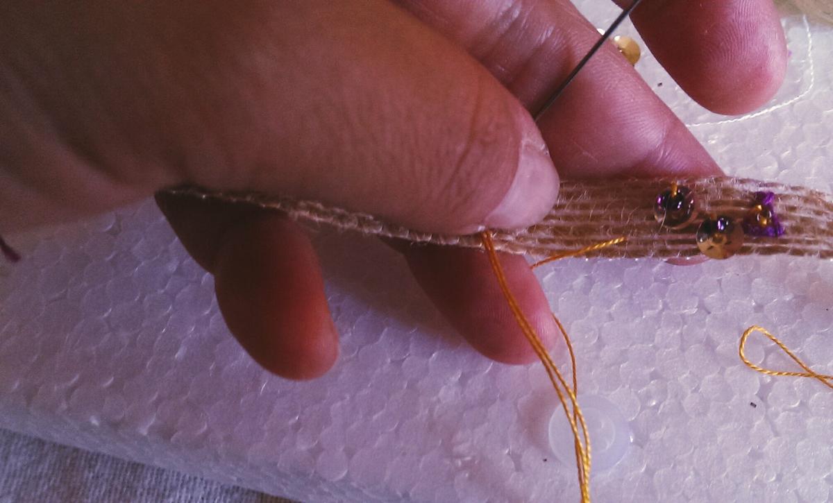 Para coser usamos el hilo de bordar asi si se ve será mas curioso.