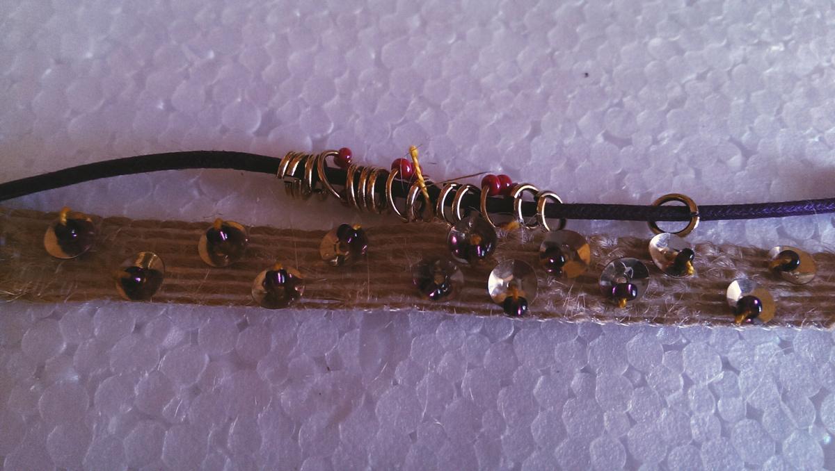 Metemos las anillas en la cuerda mezclandolas.