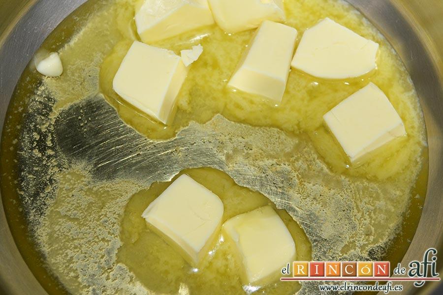 Escalopines con salsa de queso,preparamos la salsa de queso poniendo a derretir la mantequilla en un cazo con unas gotitas de aceite de oliva