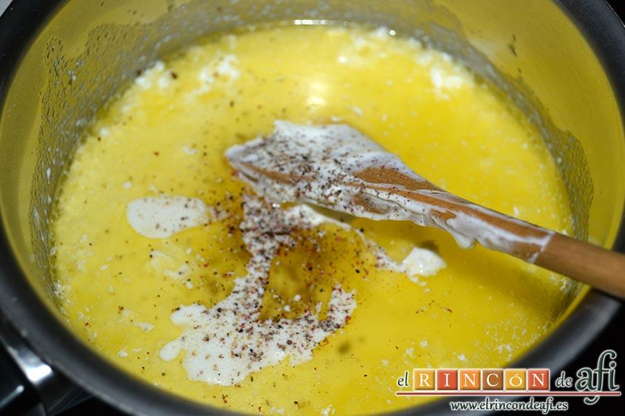 Escalopines con salsa de queso, a continuación la pimienta